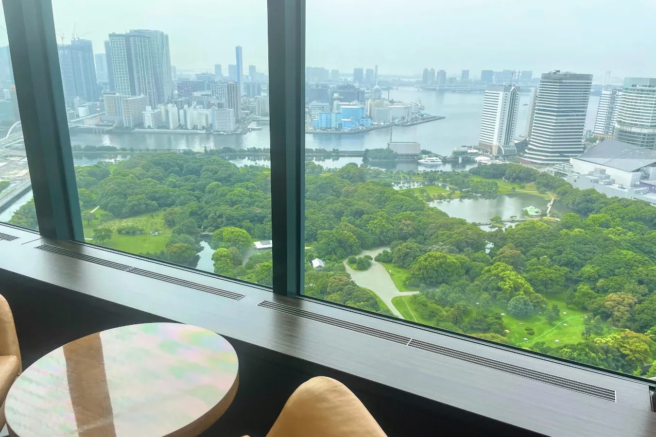 絶景を眺めながら桃色スイーツを♪　コンラッド東京「グラマラス・ピーチ・アフタヌーンティー with ウェッジウッド」体験レポート_415208