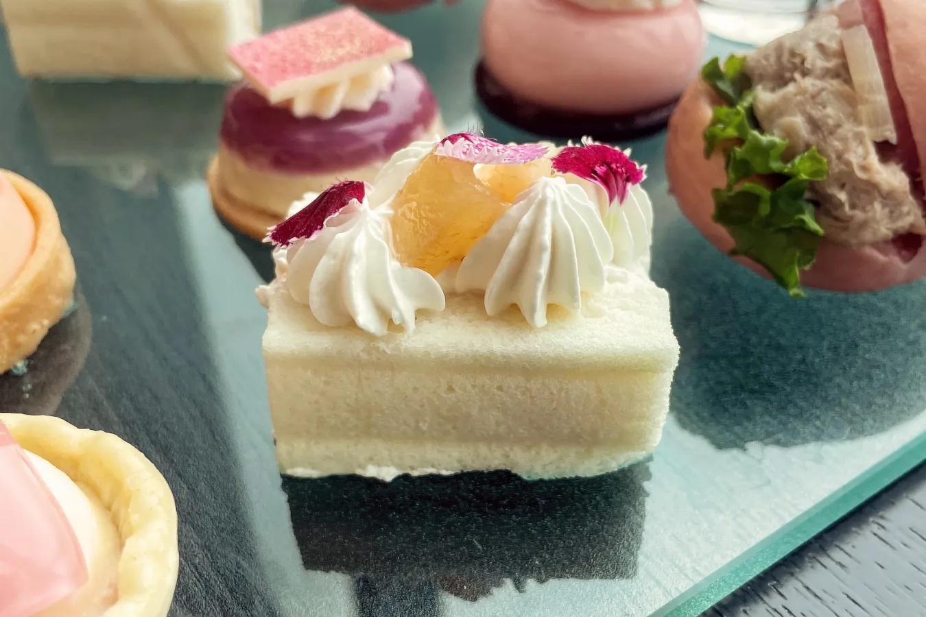 絶景を眺めながら桃色スイーツを♪　コンラッド東京「グラマラス・ピーチ・アフタヌーンティー with ウェッジウッド」体験レポート_415211