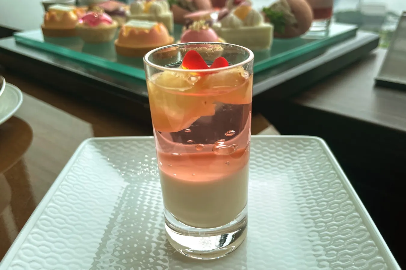 絶景を眺めながら桃色スイーツを♪　コンラッド東京「グラマラス・ピーチ・アフタヌーンティー with ウェッジウッド」体験レポート_415212