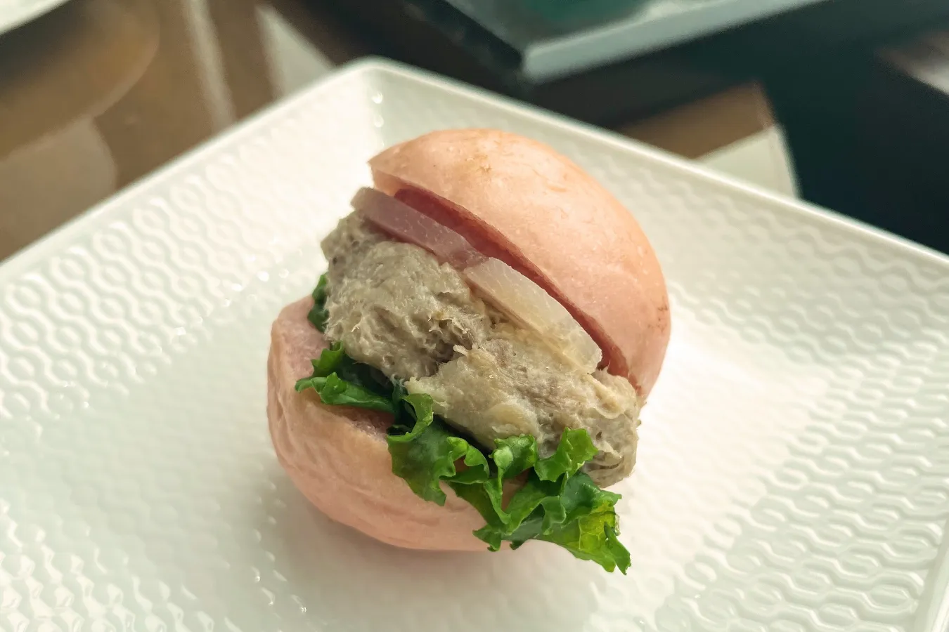 「ポークリエットと桃のスライダー」バーガーもピンク！　小さくてもしっかりとした食べ応えがありましたよ♪