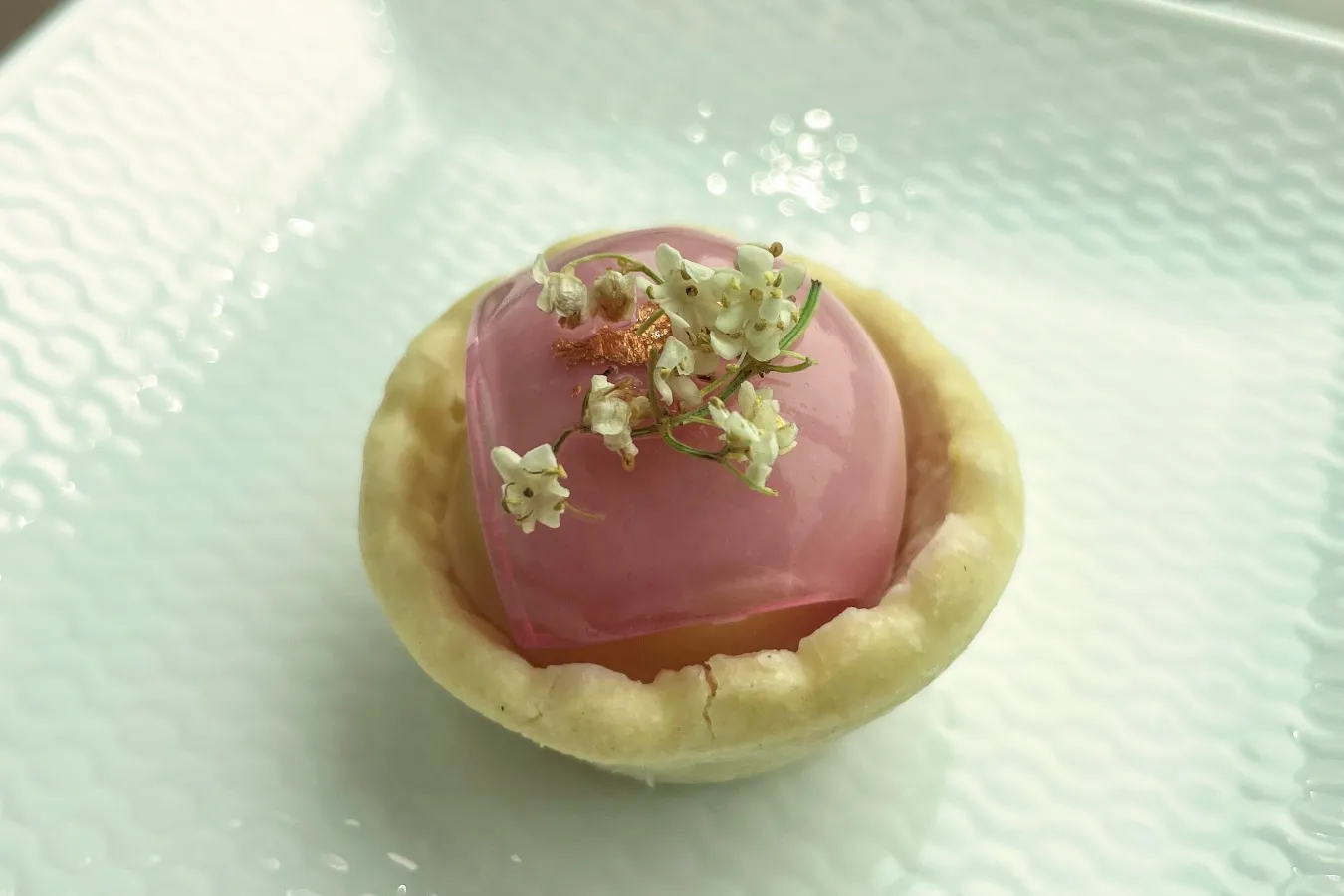 絶景を眺めながら桃色スイーツを♪　コンラッド東京「グラマラス・ピーチ・アフタヌーンティー with ウェッジウッド」体験レポート_415214
