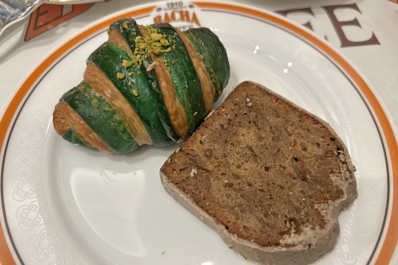 ▲左から「ピスタチオクロワッサン」「コーヒーケーキ」（撮影：レッツエンジョイ東京編集部）