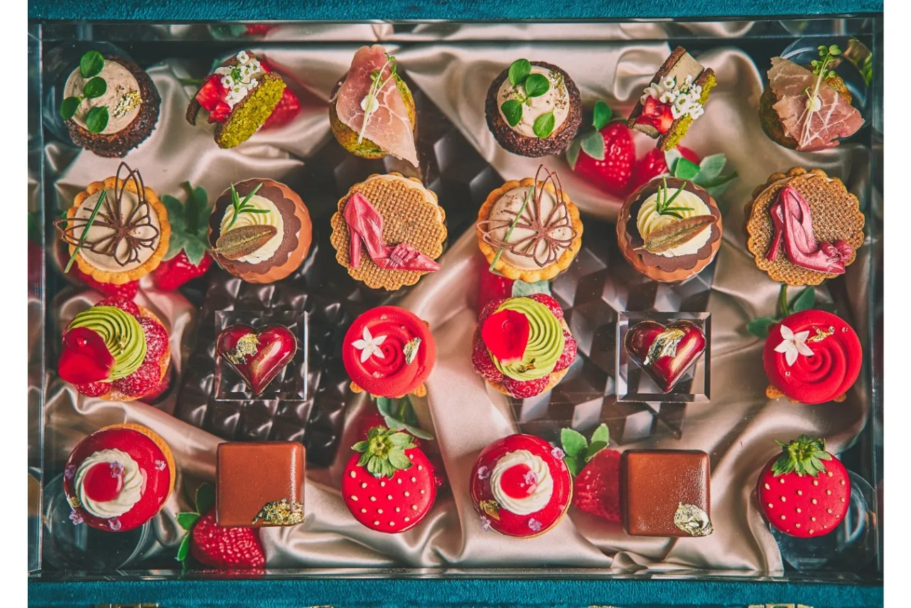 ▲「トランク型 The Glamour Heel: Strawberry & Chocolate AT」