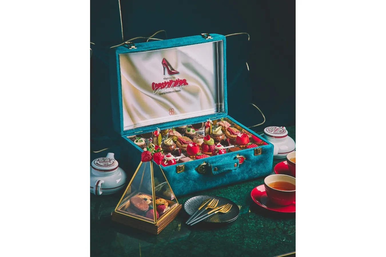 ▲「トランク型 The Glamour Heel: Strawberry & Chocolate AT」