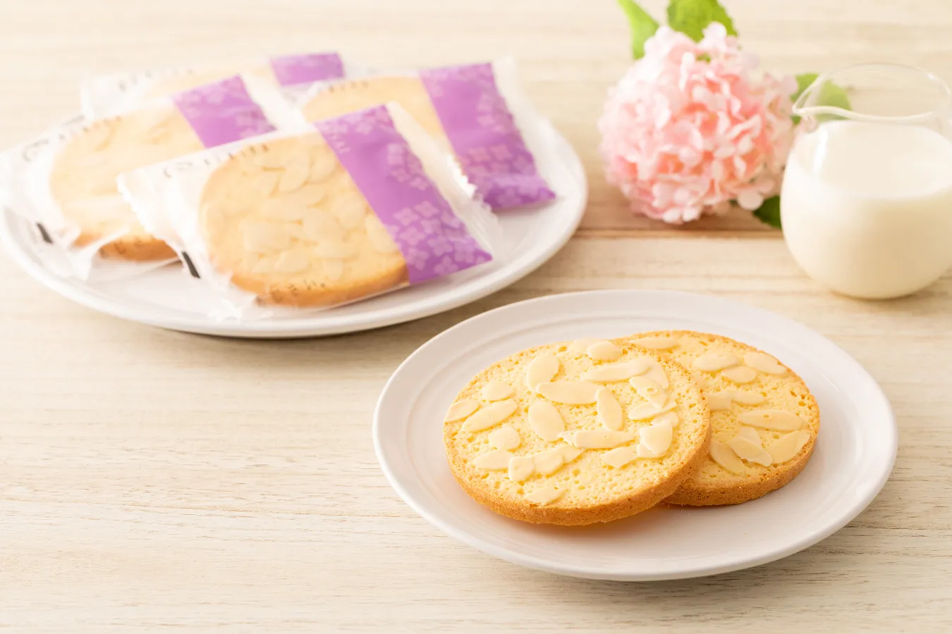 ▲「あじさい」（8枚入1,296円)／写真提供：鎌倉紅谷