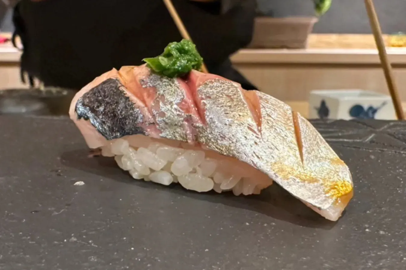 ▲包丁を入れて食べやすくしたアジ。見た目も味も美しいのが特徴。