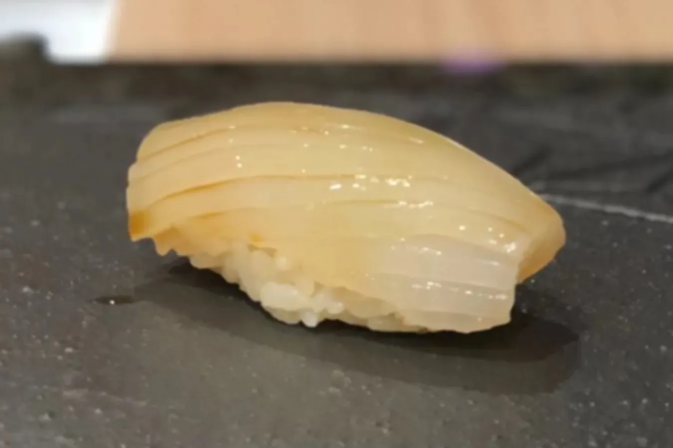 ▲イカもよく見ると細かな包丁が入っています。