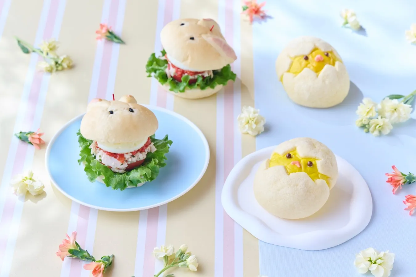 ▲左：「サラダチキンのイースターバーガー」／右：「イースターエッグクリームメロンパン」