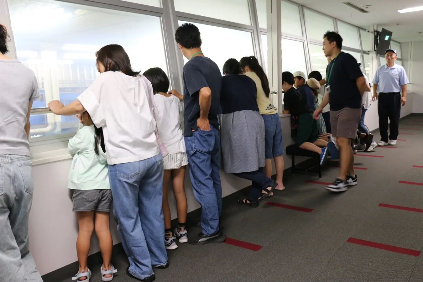 ▲見学の様子_観覧廊下