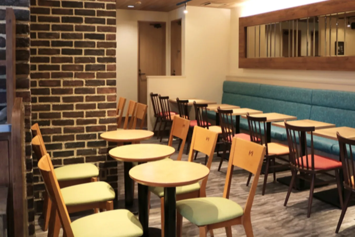 ▲「NEW YORKER’S Cafe 新橋汐留口駅前店」内観