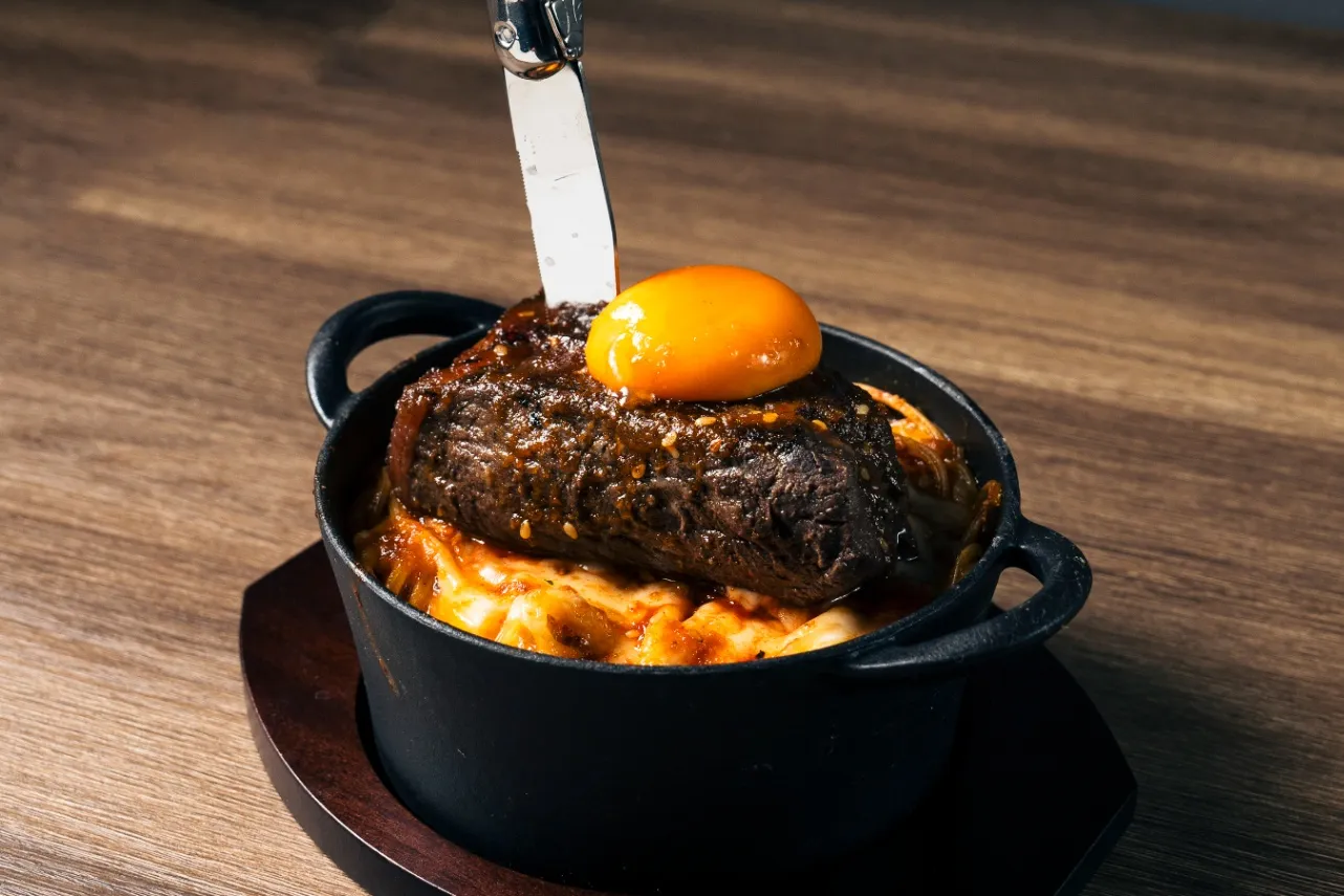 ▲「溶岩パスタ　エアーズロック焼肉カルボ」