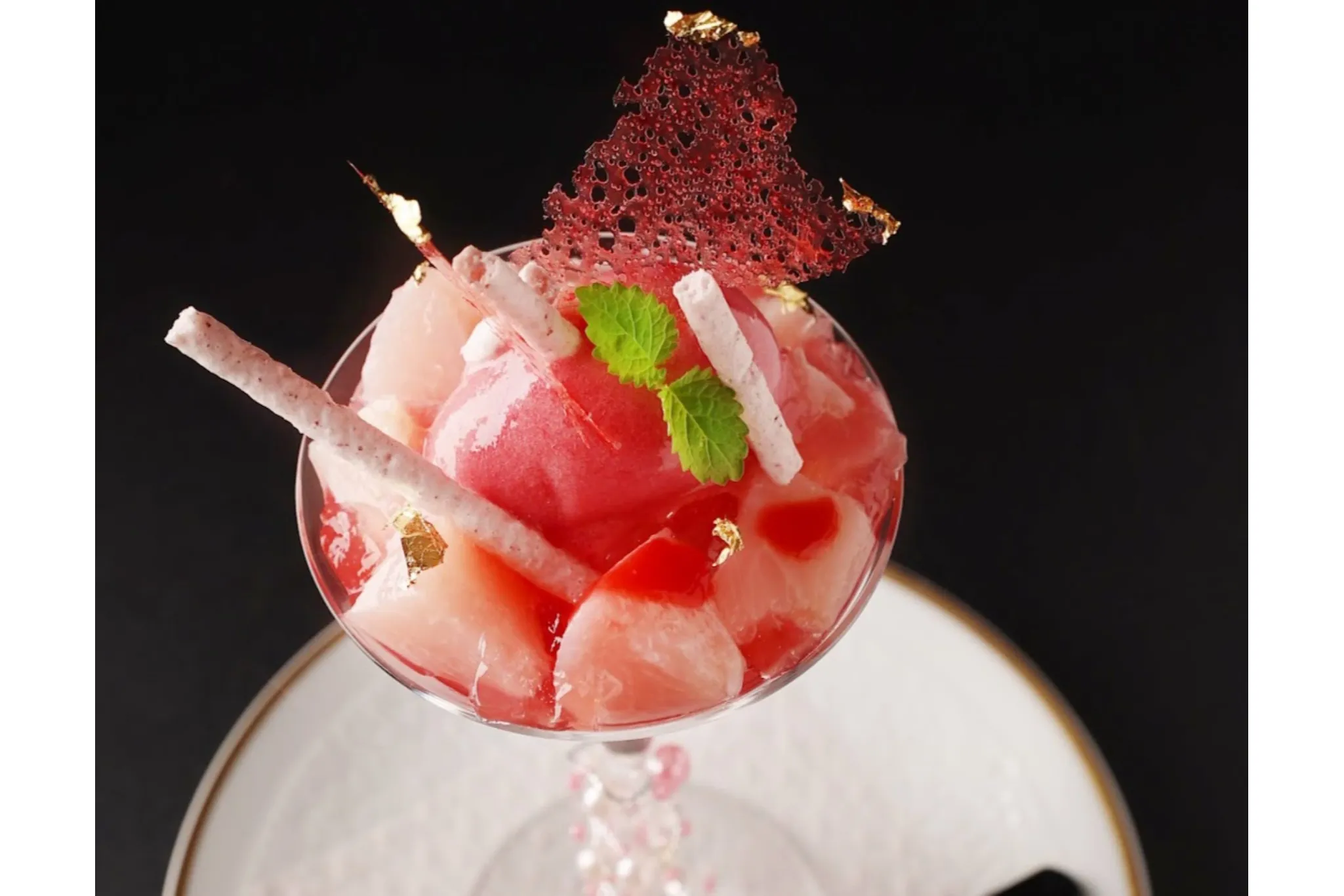 丸ごと1玉分の桃を使ったパフェが登場！日本橋「ル カフェ ドゥ ジョエル・ロブション」より
