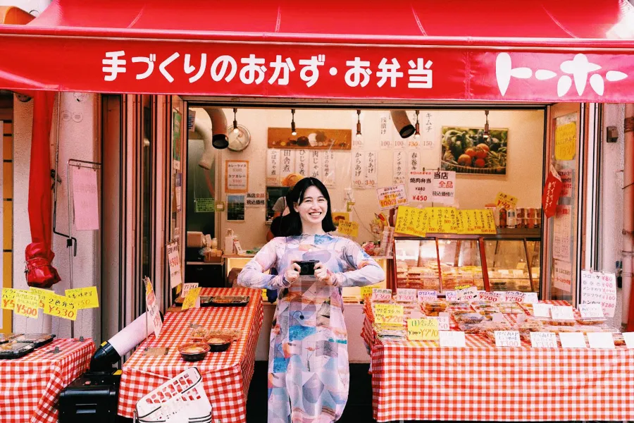 「馴染みはないけど懐かしい」三村朱里が切り撮る、レトロカワイイ商店街＠谷中銀座