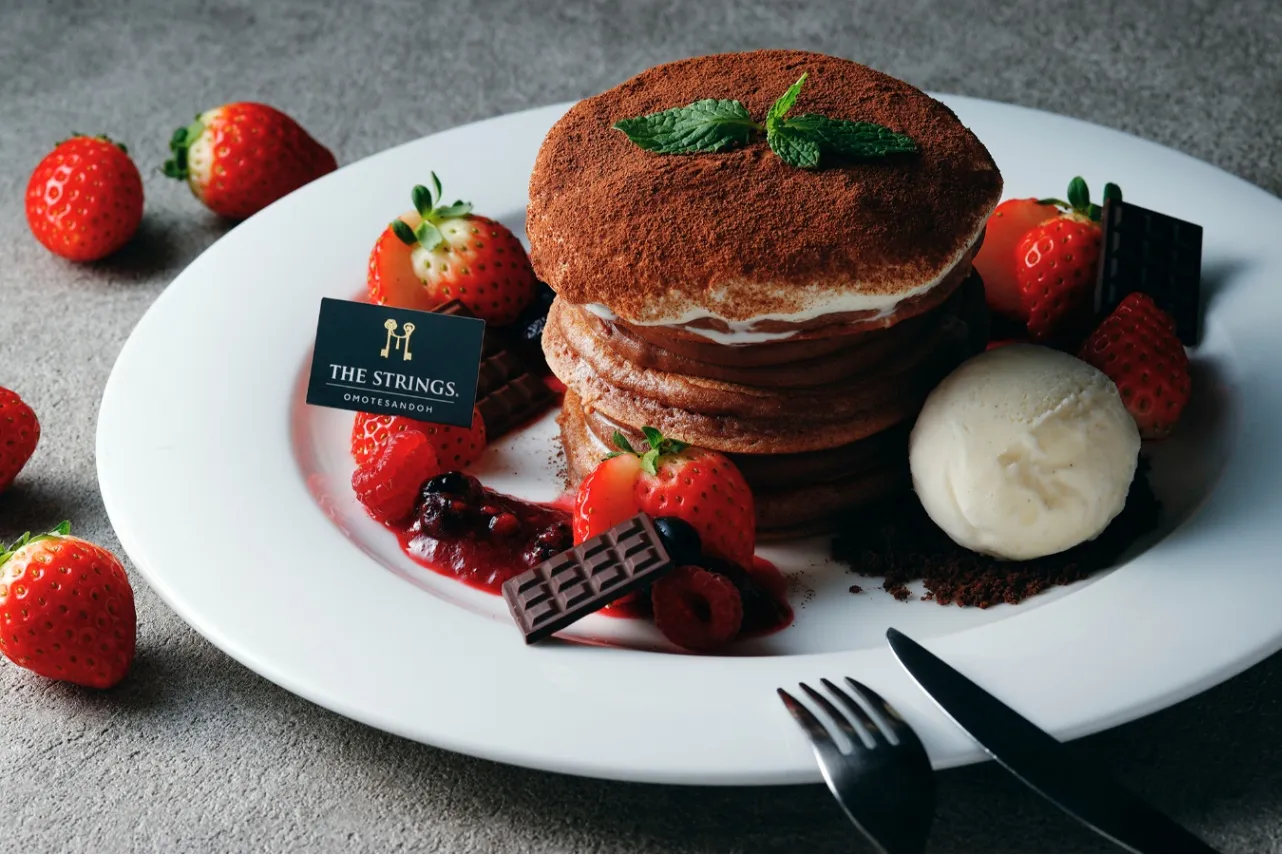 ▲「とろっと濃厚！溢れる ストロベリー&ティラミスショコラパンケーキ」