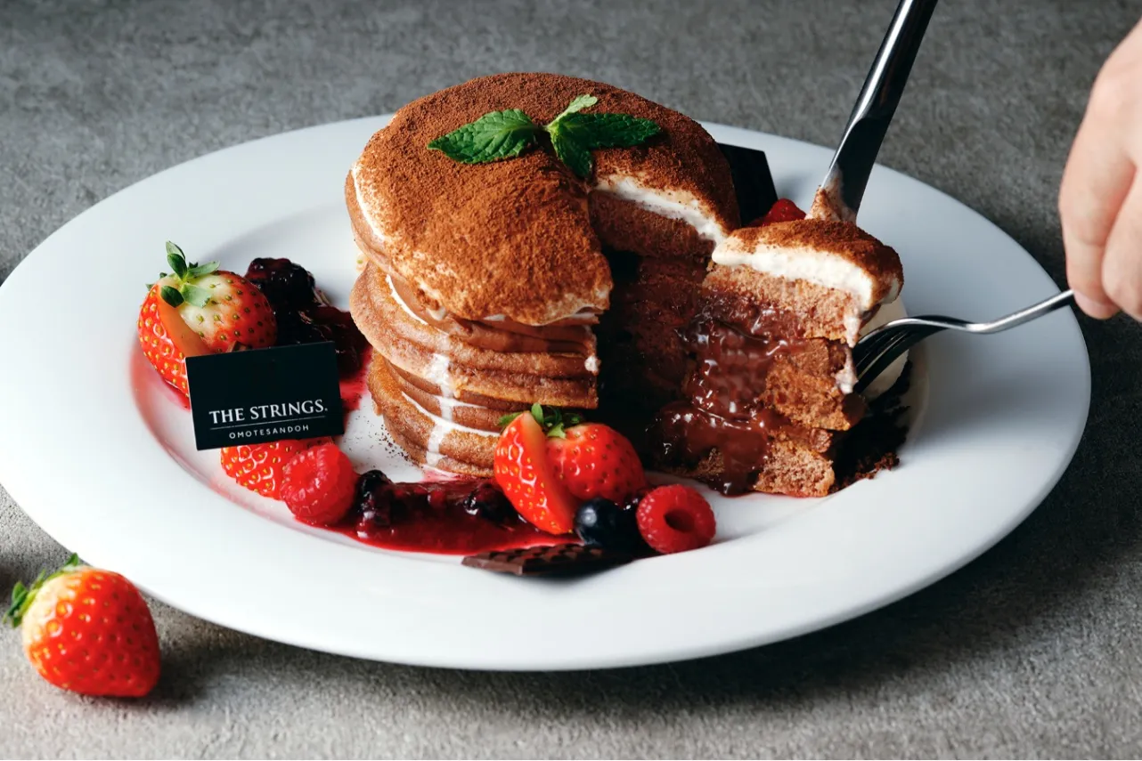 ▲「とろっと濃厚！溢れる ストロベリー&ティラミスショコラパンケーキ」