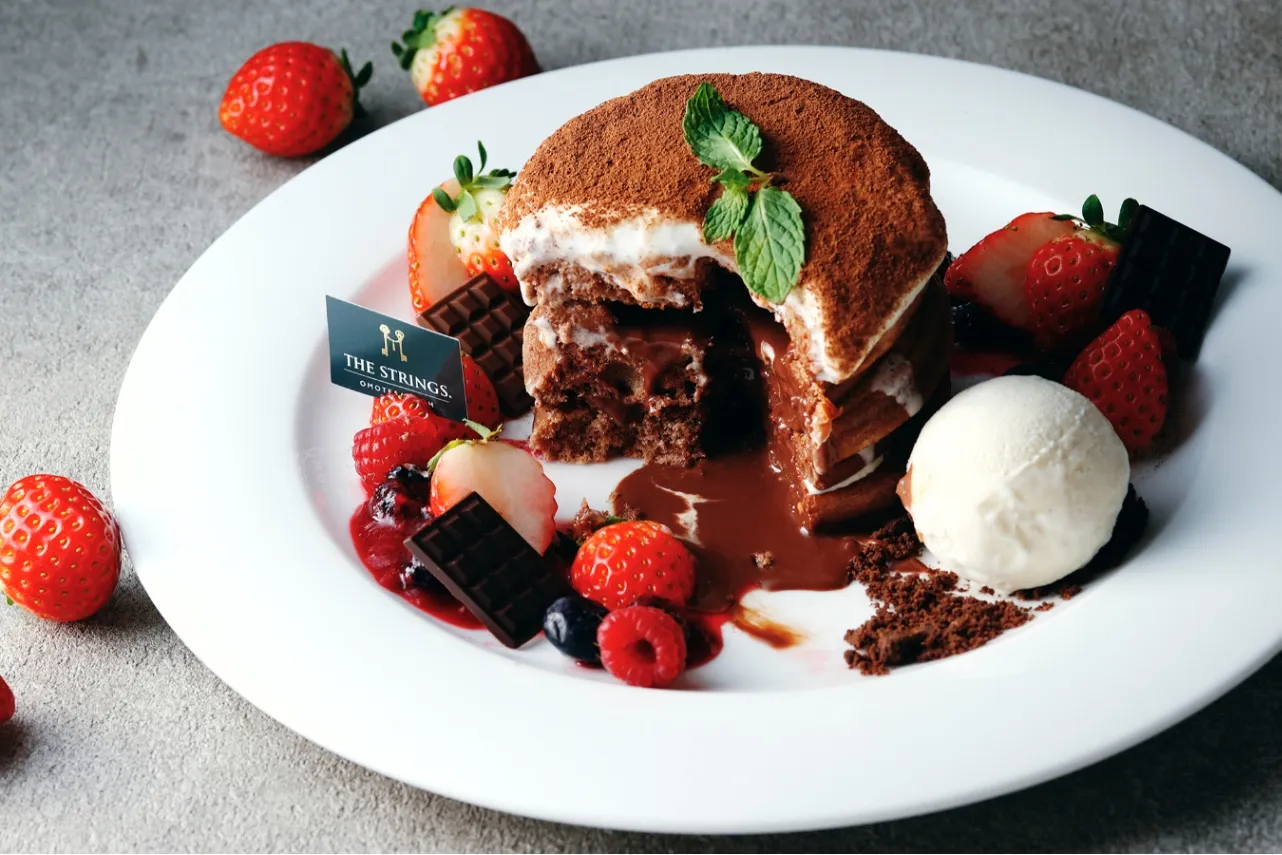 ▲「とろっと濃厚！溢れる ストロベリー&ティラミスショコラパンケーキ」