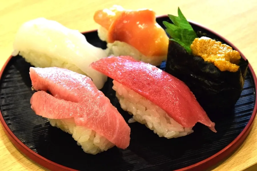 ウニや中トロetc上寿司食べ放題＆日本酒80種飲み放題で5,000円！？グルメ天国「リトルサケスクエア」が最高すぎる…