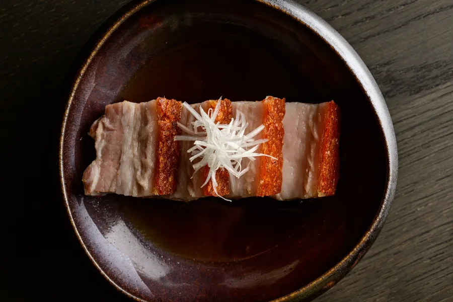 ▲「24時間火入れした豚バラ肉のクリスピーグリル 三杯酢」　
