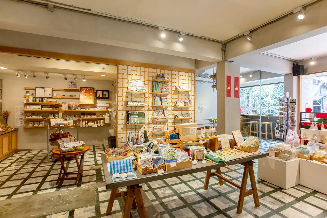 ▲1階（写真）と地下1階の2フロアからなる店内。フロアごとにがらりと印象が異なるのも楽しい