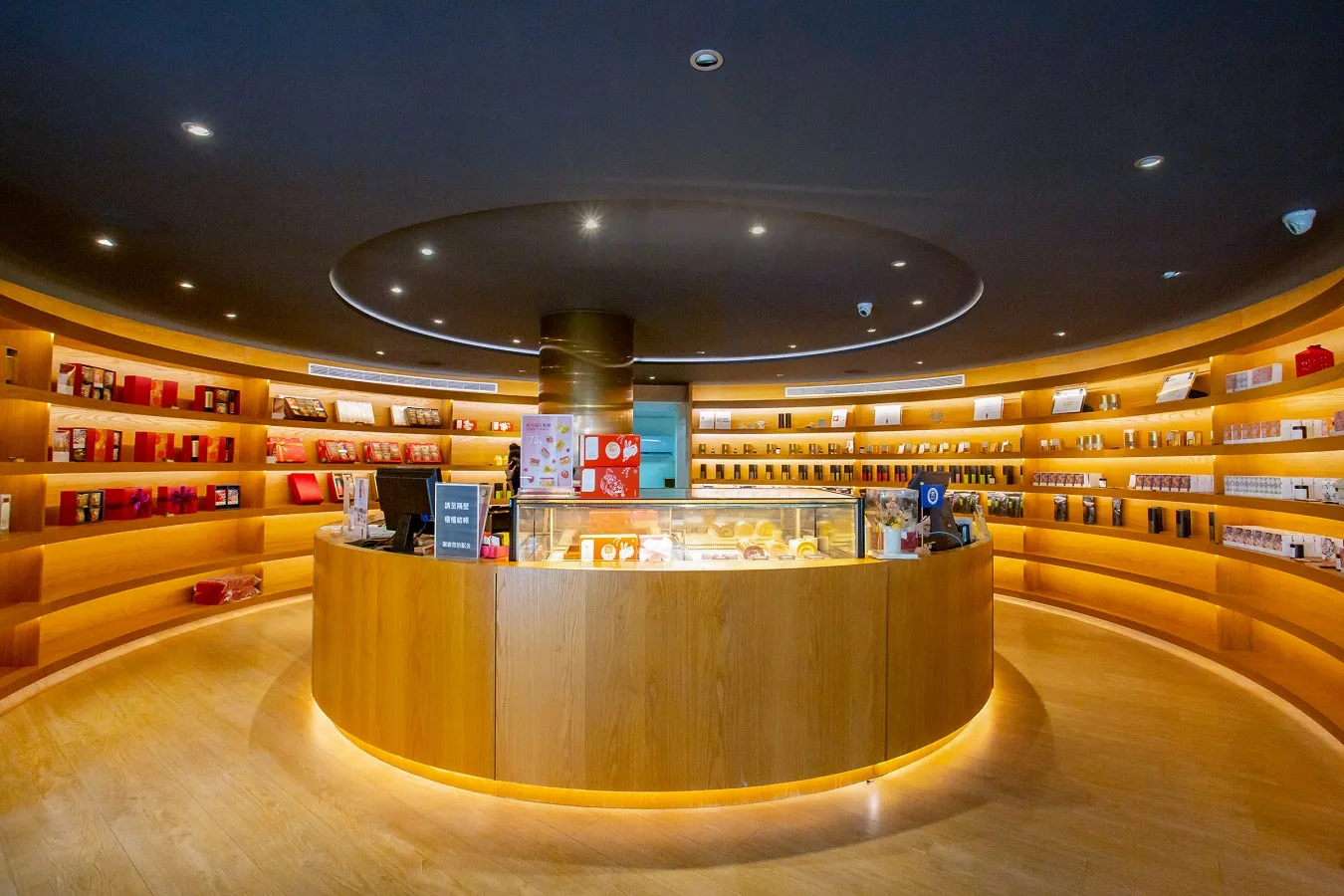 ▲ニューヨークのグッゲンハイム美術館をイメージした店内は、ギャラリーのような洗練された雰囲気