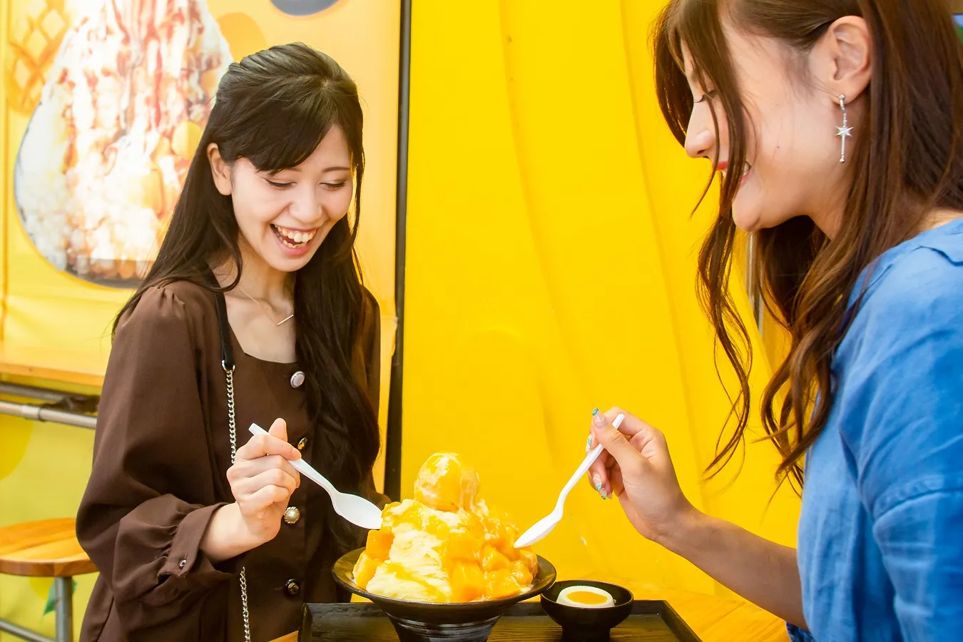▲大迫力のかき氷に笑みがあふれる二人。2〜3人で一つをシェアしてもOKとのこと。常に行列していますが、回転が早いので諦めずにトライしてみて