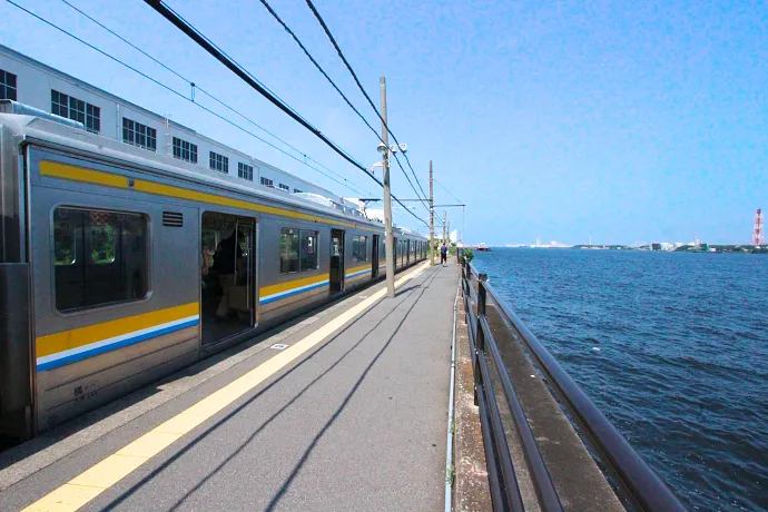 色んな意味で涼しくなれる！？都会のローカル線「JR鶴見線」の旅