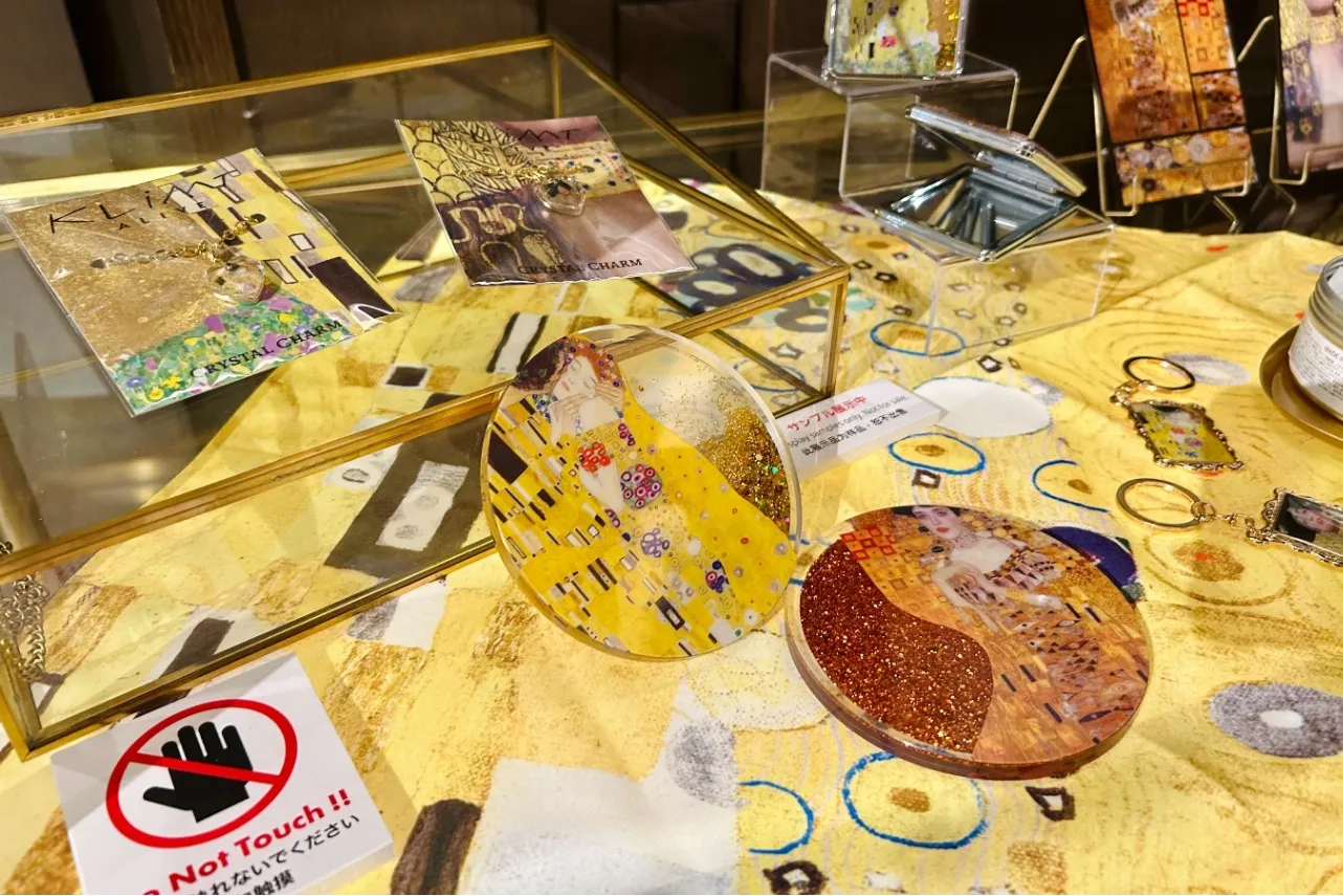 ▲クリムトの傑作たちがコースターやキーホルダーに！