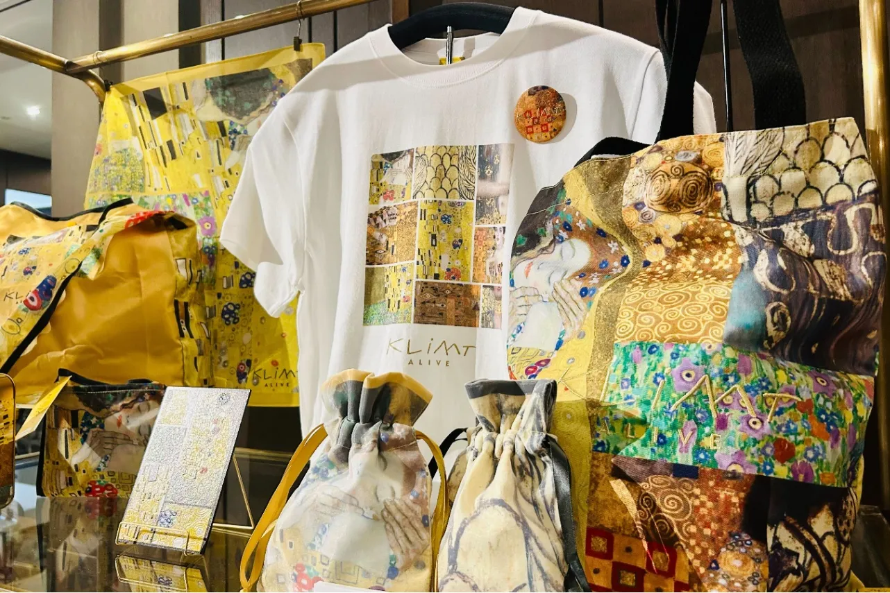 ▲Tシャツやトートバッグ、巾着などもラインナップ