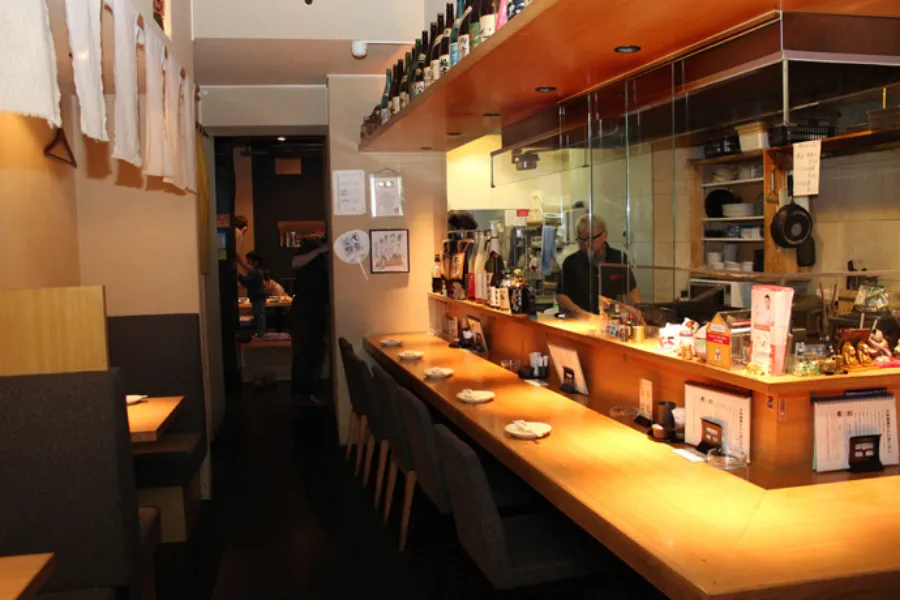 ▲落ち着いた雰囲気の店内は、カウンターと小上がり、テーブル席で構成。椅子の座り心地も◎