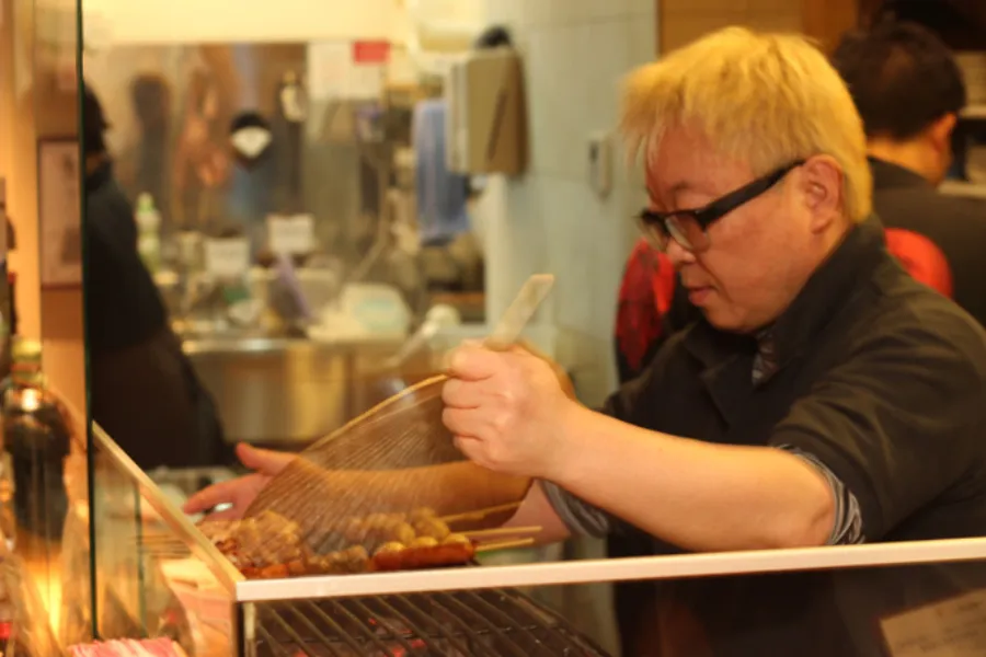 ▲焼き鳥を焼いている時の表情は真剣…!