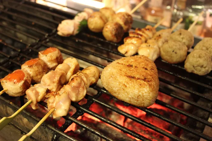 カウンターで楽しむ大倉山の絶品焼き鳥店「代官屋敷」。観察眼に長けたサービスに感動