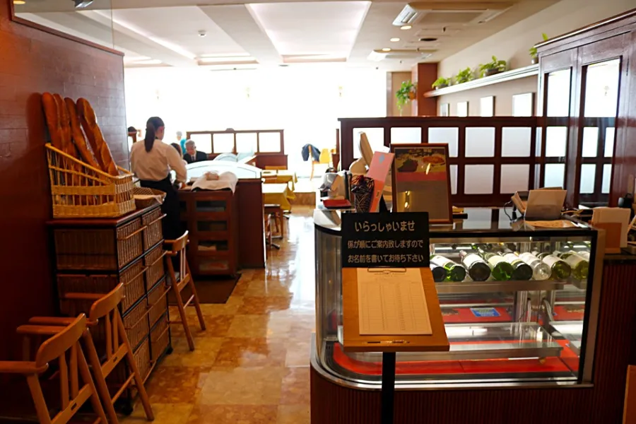 ▲3階の洋食グリルは女性客も多く、一人でも気軽に入店できます