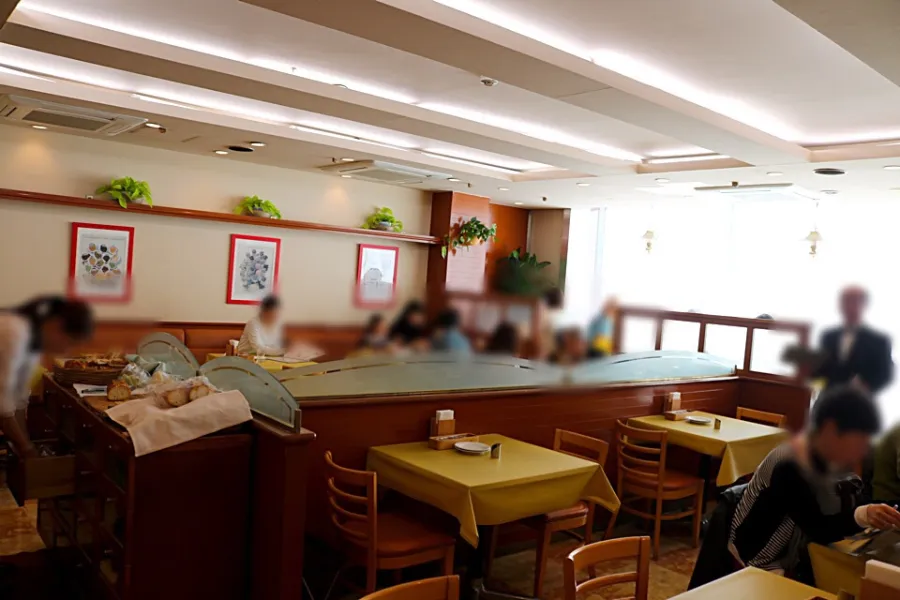 ▲大きな窓から光がたっぷり差し込む店内はとても明るい雰囲気。席も広めでゆったり食事を楽しめそうです