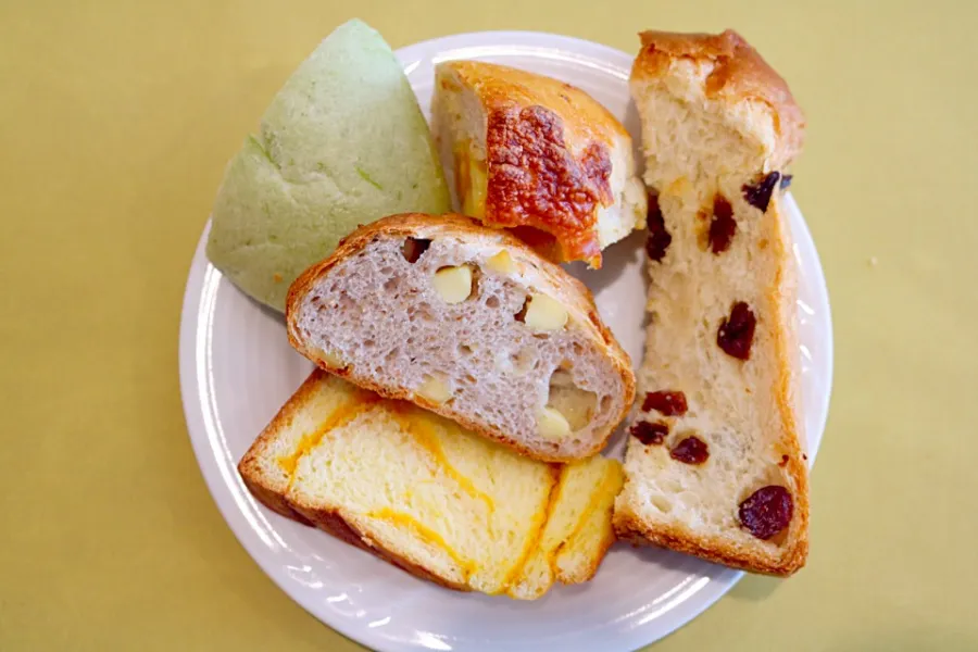 ▲彩りも豊かでなパンがたくさん！せっかくの食べ放題。食べ比べするのも楽しいですよ（※写真は取材当時のものです）