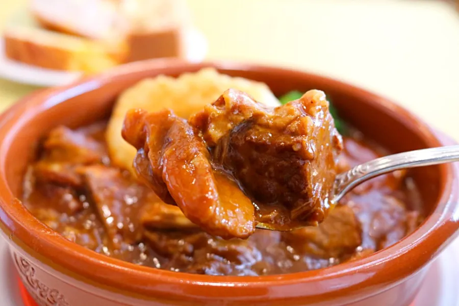 ▲濃厚な味わいと、柔らかく煮込まれたとろける食感のお肉に感動