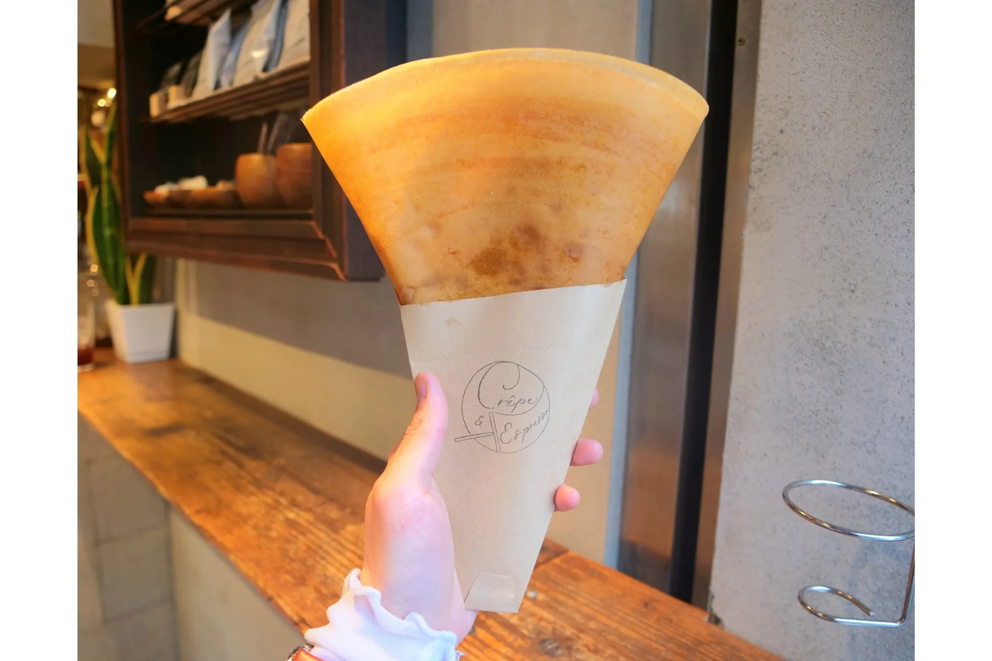 “黄金クレープ”を提供！「クレープとエスプレッソとハトノモリ」千駄ヶ谷にオープン
