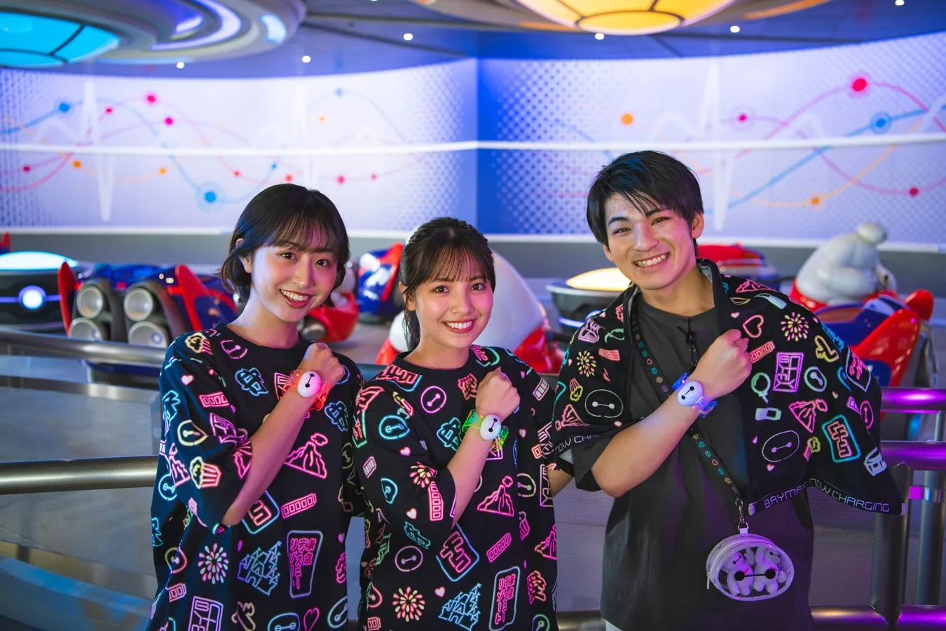 ▲「光るバングル」(1,800円)、「Tシャツ」(3,500円)(C)Disney