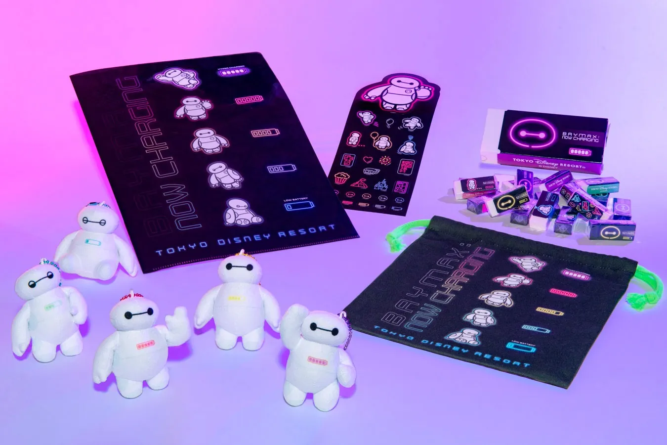▲左から「ぬいぐるみチャーム」(各1,400円)、「クリアホルダー&ステッカー」(800円)、「消しゴム〈MONO〉セット」(2,200 円)、「きんちゃく」(850 円)(C)Disney