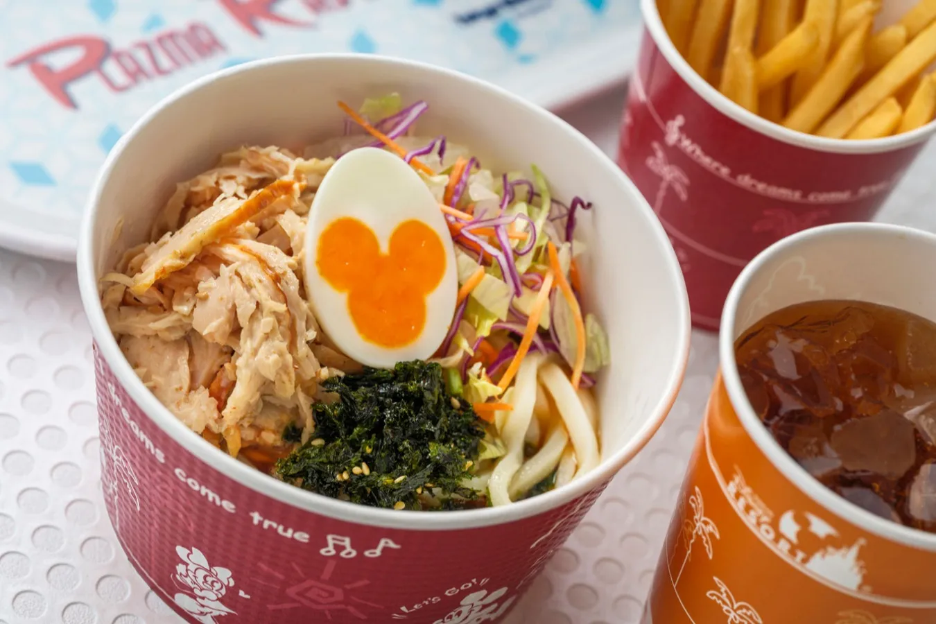 ▲「シェフのおすすめセット(胡麻だれチキンの冷やしうどん、フレンチフライポテト、ソフトドリンクのチョイス)」(1,520円)(C)Disney