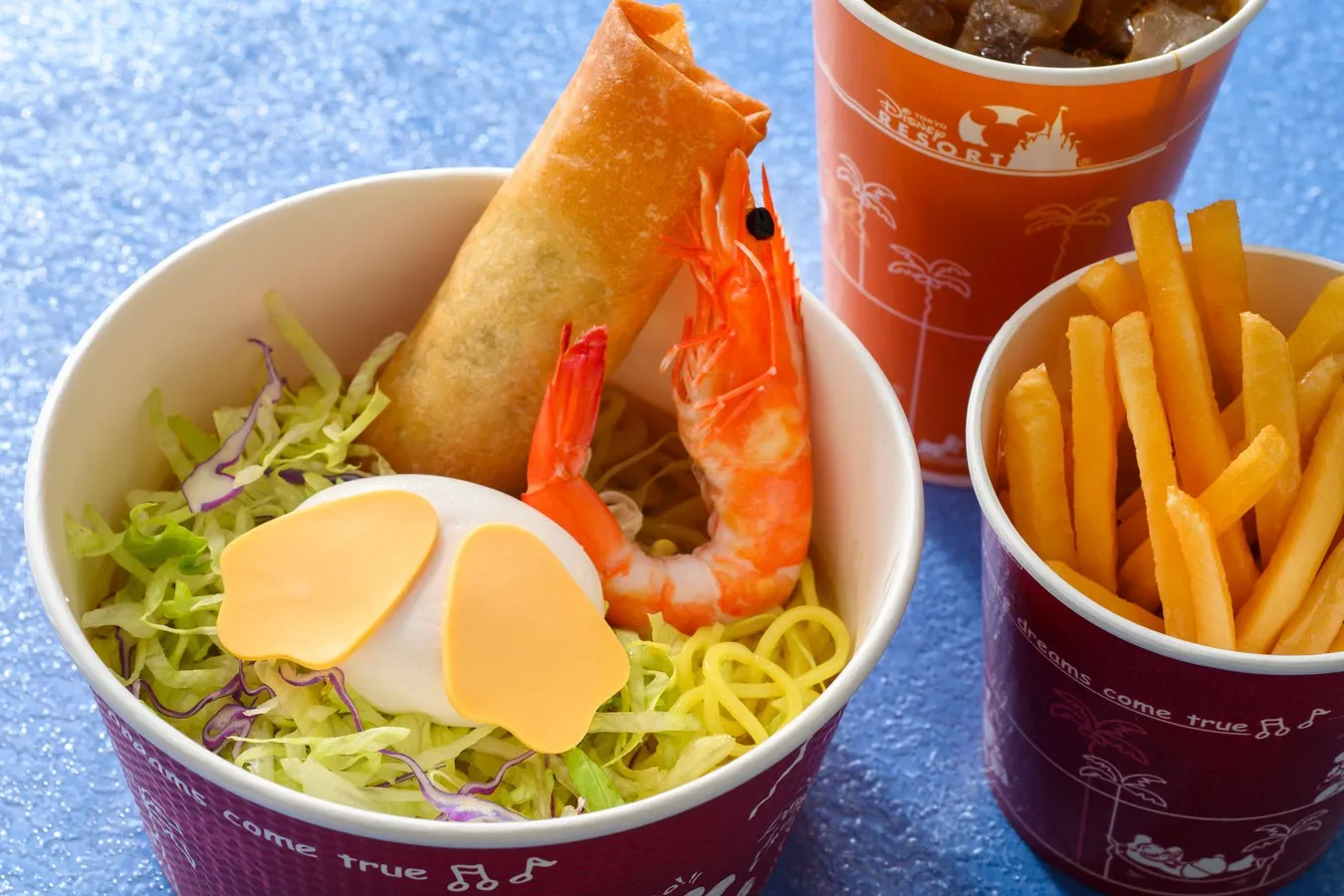 ▲「スペシャルセット(春巻きとエビの冷やし麺(ゆず塩)エッグとチーズ添え、フレンチフライポテト
、ソフトドリンクのチョイス)」(1,500円)(C)Disney