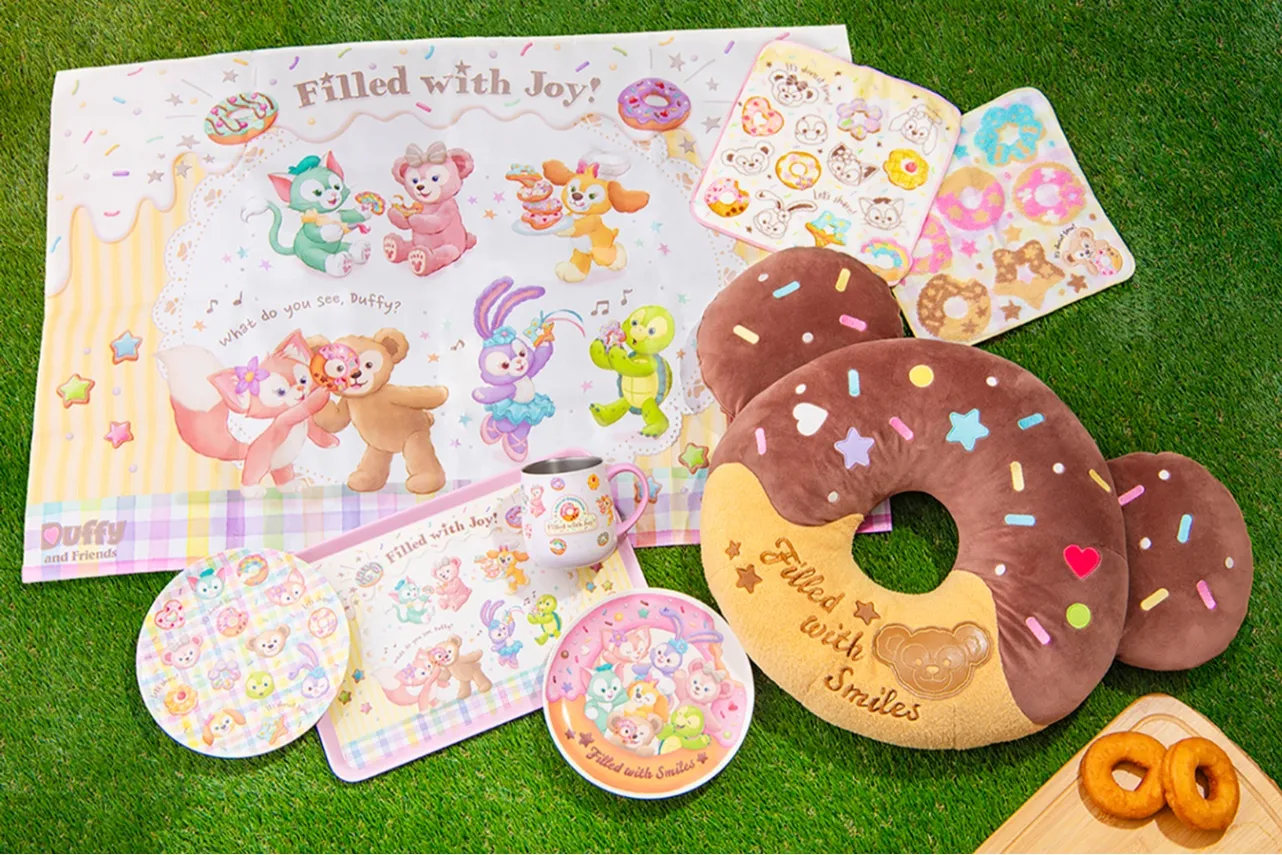 ▲「レジャーシート」(1,300円)、「ミニタオルセット」(2,300円)、「プレートセット」(2,900円
)、「トレー」(2,900円)、「ステンレスマグカップ」(3,400円)、「クッション」(4,300円)(C)Disney