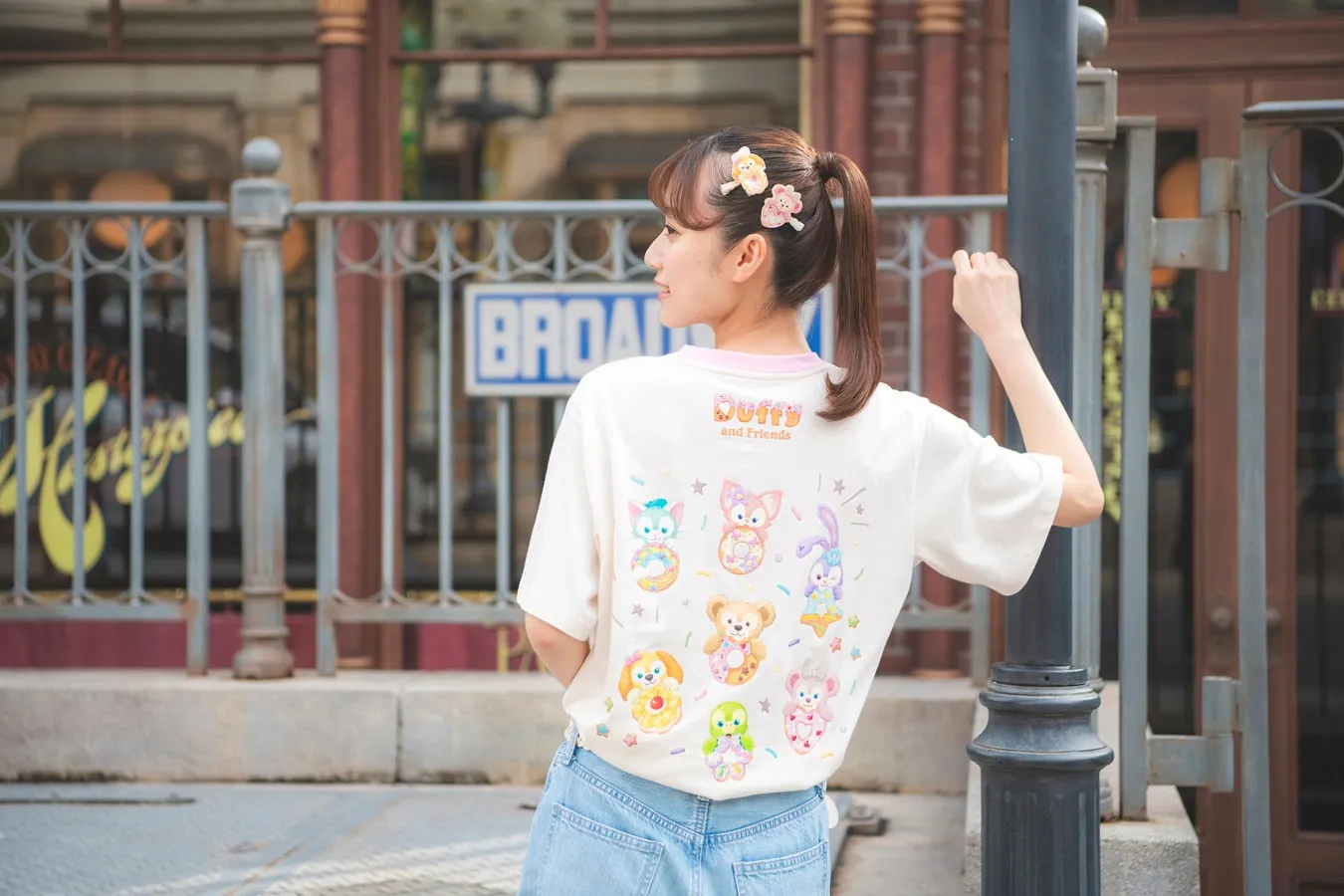 ▲「Tシャツ(M/L)」(各3,700円)、「ヘアクリップ」(全7種、各1,300円)(C)Disney