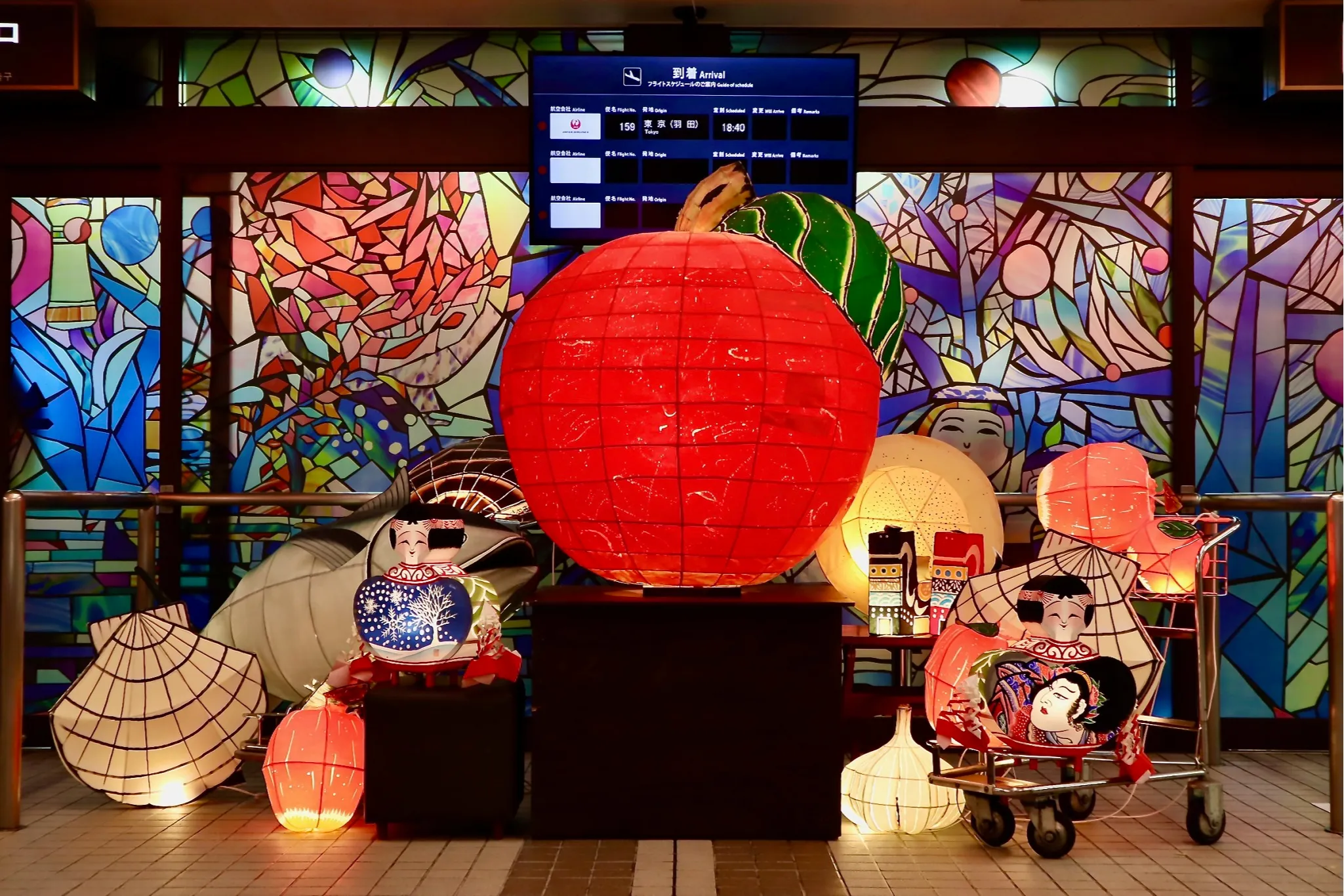 PR）「りんご提灯」が空港をジャック！？ 青森・三沢空港の期間限定