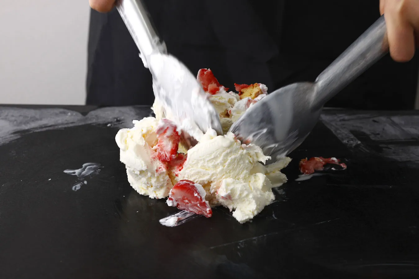 ▲目の前で商品を仕上げるパフォーマンス。「歌」のサービスはリクエスト制。