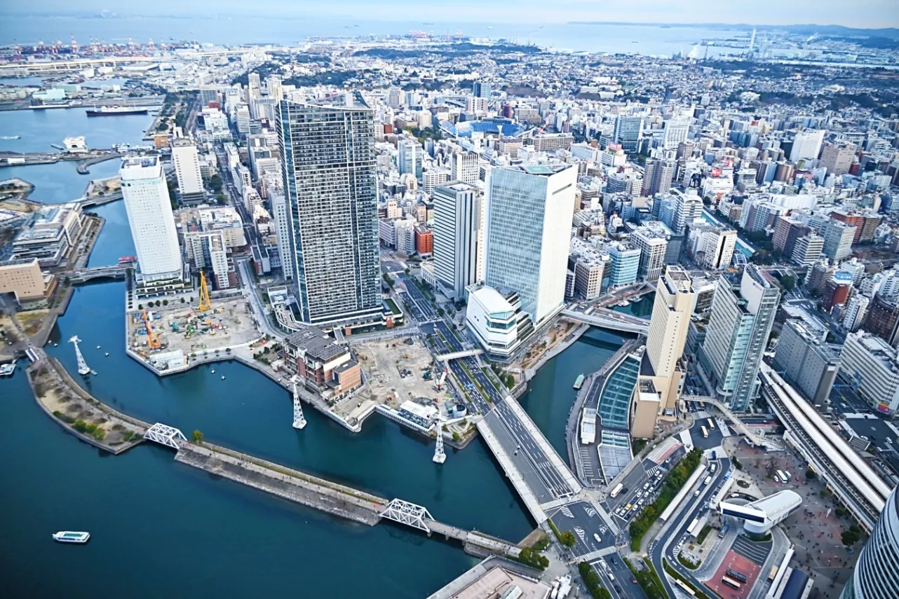 ▲横浜の過去と未来が感じられる、南東方向の景観