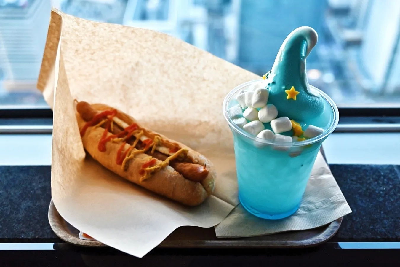 ▲この日は「スカイフロート」（650円）と「ホットドック」（550円）をお供に、景観を味わいました。