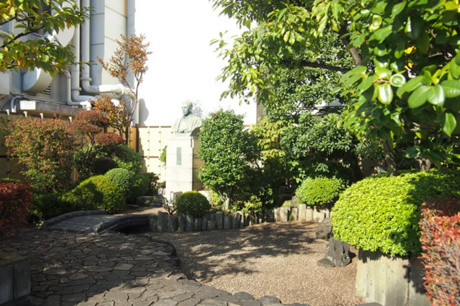 ▲庭園の片隅をよく見ると銅像