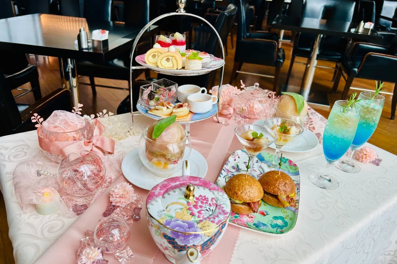▲ウェッジウッドの食器にのって運ばれてくる「AFTERNOON TEA with “SIROCCO”『ピーチ』」