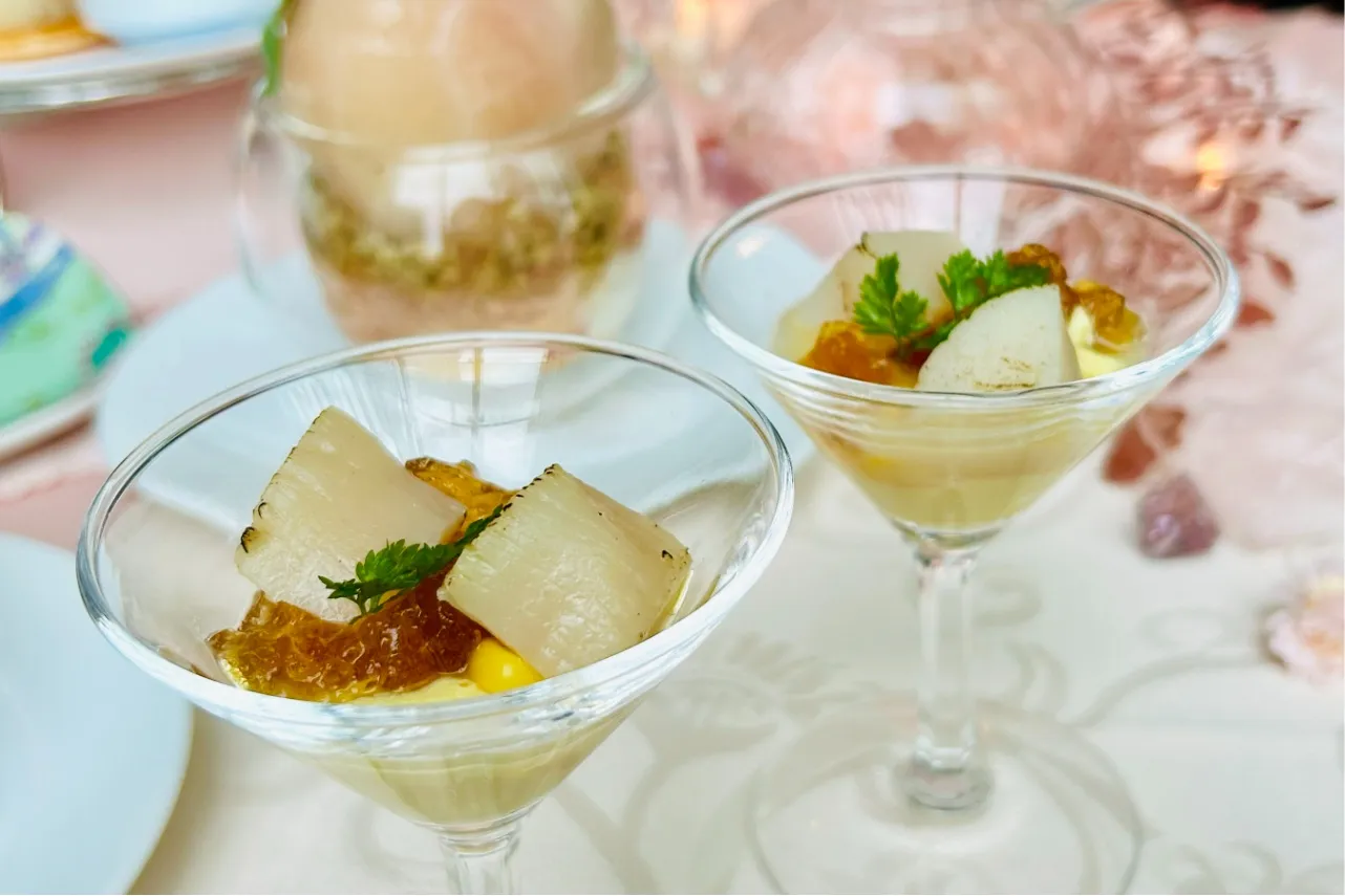 ▲「コーンと豆乳のロワイヤル風仕立て ホタテ貝添え コンソメジュレとともに」
