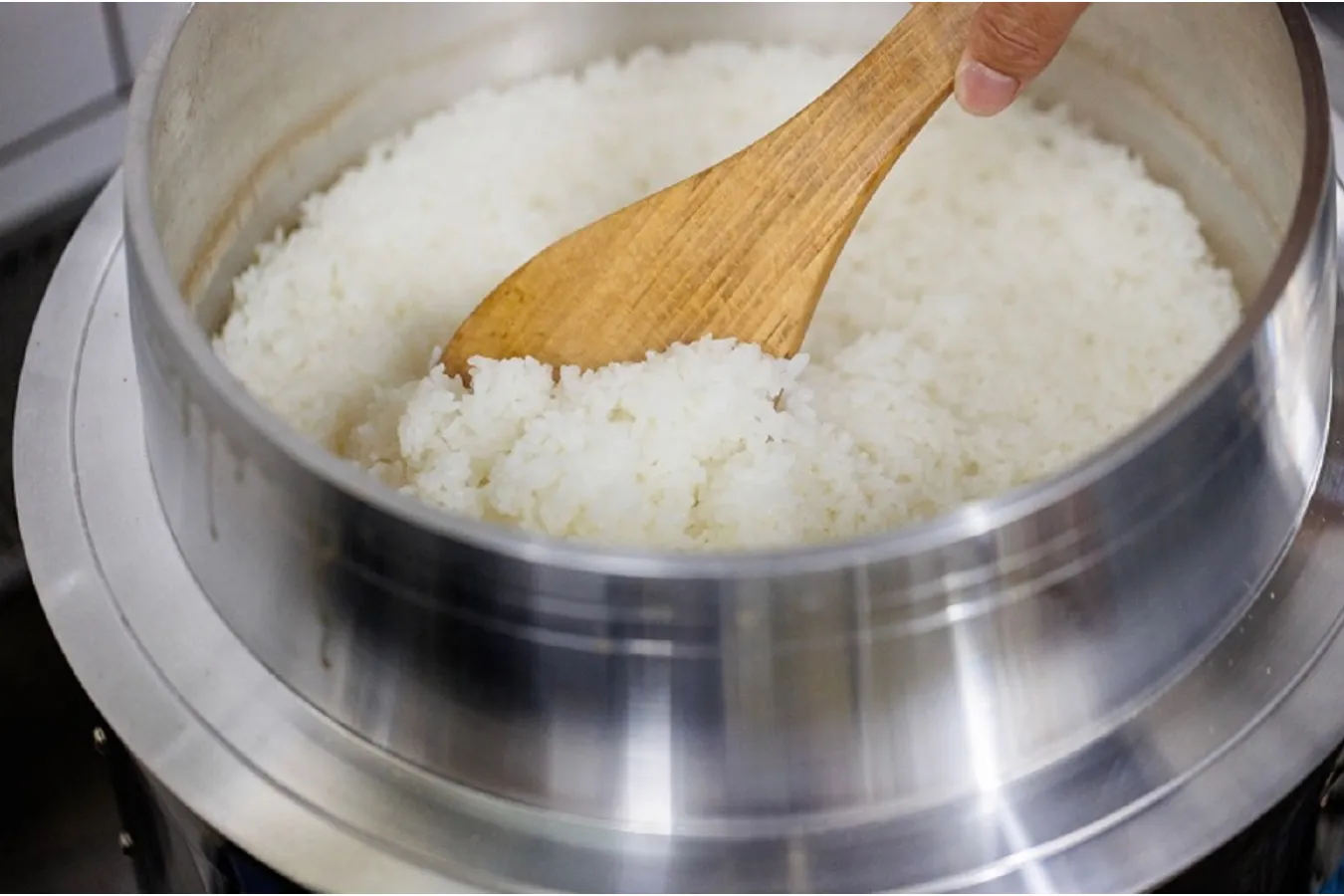 ▲お米は熱伝導の良いアルミ製の羽釜かまどを使用し、具材の味が引き立つよう甘みが際立ちすぎない味わいに炊き上げている